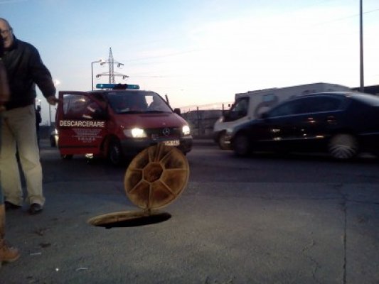 Leşinaţi de la vaporii toxici, într-o canalizare, pe bulevardul Aurel Vlaicu: doi muncitori de la RAJA sunt în stare gravă!